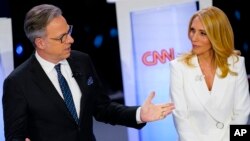 资料照片：CNN记者兼主持人杰克·塔帕和达娜·巴什。