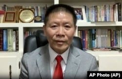 Pendeta Kristen dan warga AS keturunan Tionghoa, Bob Fu, saat diwawancarai pada 5 April 2024. (AP Photo)