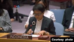 Tangkapan layar Menlu RI Retno Marsudi saat memberikan pernyataan di hadapan sidang khusus Dewan Keamanan PBB di New York, hari Selasa (24/10) (courtesy: UNTV). 