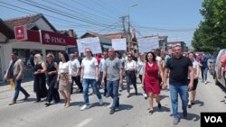 Nekoliko stotina Srba okupilo se u četvrtak ispred policijske stanice u Gračanici u znak protesta zbog jučerašnjeg hapšenja Dragiše Milenkovića. (Foto: VOA)