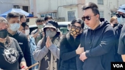 蔡天凤现任丈夫Chris(右一)与蔡天凤母亲(右二)及Chris的妈妈谭太太等10多名亲右，2月28日蔡天凤遇害后“头七”，到案发地点大埔龙尾村拜祭 (美国之音/汤惠芸)