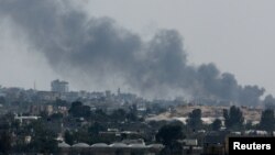 Asap mengepul setelah serangan Israel selama operasi militer Israel di Rafah, seperti yang terlihat dari Khan Younis, di Jalur Gaza selatan, 28 Mei 2024. (REUTERS/Mohammed Salem)