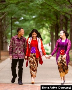 Elena Aniko (tengah) dan keluarganya. Elena lulus Mei 2023 lalu dari University of Maryland.