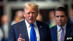 美国前总统特朗普在纽约曼哈顿刑事法庭被判定有罪后对媒体发表讲话。(2024年5月30日)