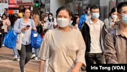香港政府3月1日开始撤销防疫“口罩令”，市面上大部分市民仍然戴着口罩 (美国之音/汤惠芸)