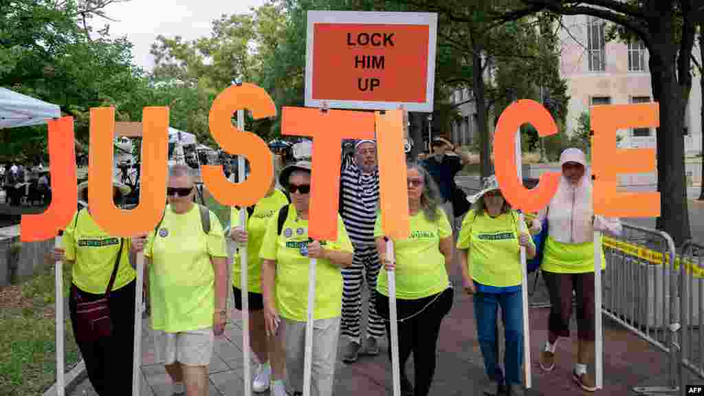 ក្រុមបាតុករប្រឆាំងកាន់បដានៅមុខតុលាការសហព័ន្ធ E. Barrett Prettyman នៅរដ្ឋធានីវ៉ាស៊ីនតោន មុនការចូលបង្ហាញខ្លនរបស់អតីតប្រធានាធិបតីសហរដ្ឋអាមេរិក លោក Donald Trump ថ្ងៃទី ៣ ខែសីហា ឆ្នាំ ២០២៣។