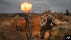 Ukrajinski vojnici na obuci na sjeveru Ukrajine (Foto: AP/Efrem Lukatsky)