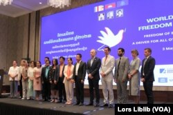 សង្គមស៊ីវិល អង្គទូត និង​តំណាង​ក្រសួង​ព័ត៌មាន​ថតរូប​ជុំគ្នា​នៅ​ពិធី​អបអរសាទរ​ទិវា​សេរីភាព​សារព័ត៌មាន​លើក​ទី៣០ នៅ​រាជធានី​ភ្នំពេញ នៅ​ថ្ងៃទី២ ខែឧសភា ឆ្នាំ២០២៣។ (លាស់ លីបលីប/វីអូអេ)