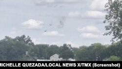 Članovi posade se katapultiraju nakon što je avion počeo padati. (Foto: AP/MICHELLE QUEZADA/LOCAL NEWS X/TMX/Screengrab)