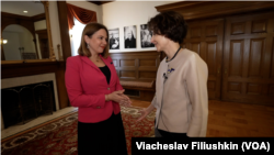 Журналістка Голосу Америки Юлія Ярмоленко та посолка Литви у Вашингтоні Одра Плепіте