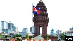 រូបឯកសារ៖ អ្នកធ្វើដំណើរបើកបរកាត់​វិមាន​ឯករាជ្យ​នៅរាជធានីភ្នំពេញ កាលពីថ្ងៃទី ២០ ខែមីនា ឆ្នាំ ២០២៣។ (ទែន សុខស្រីនិត/វីអូអេ)