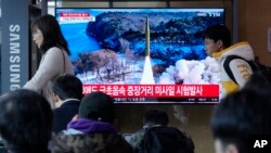 2일 한국 서울역에 설치된 TV에서 북한 탄도미사일 발사 관련 보도가 나오고 있다.