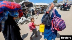 2일 이스라엘 군의 대피령이 내려진 가자지구 남부 칸 유니스에 팔레스타인들이 짐을 들고 피신하고 있다.