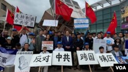 5月4日，洛杉矶民主人士和异议人士齐聚小东京地铁站，观看《异见者》电影并举行游行活动，抗议中共跨国镇压异议人士。