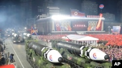 Foto yang disediakan oleh pemerintah Korea Utara ini menunjukkan 'rudal balistik antarbenua' Hwasong-17 dalam parade militer di Pyongyang, Korea Utara, 8 Februari 2023.