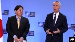 资料照：日本外相林芳正与北约秘书长斯托尔滕贝格在布鲁塞尔举行的北约外长会议期间出席记者会。（2023年4月4日）