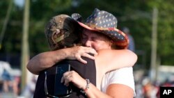 Mutane sun rungumi juna a wajen yakin neman zaben da aka harbi Trump.