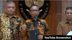 Menko Polhukam Mahfud MD saat menggelar konferensi pers bersama pejabat Kementerian Keuangan di Jakarta, Jumat, 10 Maret 2023. (YouTube Kemenko Polhukam/screenshot)
