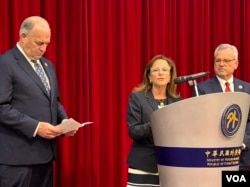 美国会众议员麦卡琳（Lisa McClain，中）率其他众议院跨党派访问团成员在员4月23日在台北召开记者会。（美国之音特约记者杨安拍摄）