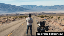 Roman Nedielka, warga Slovakia yang sudah lebih dari 6 tahun menetap di Indonesia ini berkeliling dunia dengan mengendarai sepeda motor bertenaga listrik. (Foto: Dok Pribadi)