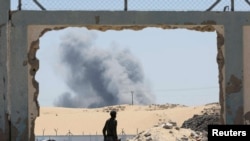 2024年8月8日，以色列在加沙地带南部的汗尤尼斯发动袭击后升起的烟雾。(路透社照片)