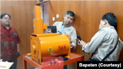 Petugas Badan Pengawas Tenaga Nuklir (Bapeten) melakukan verifikasi Lapangan fasilitas kalibrasi blu di Balai Pengamanan Fasilitas Kesehatan, Kementerian Kesehatan. (Foto: Dok Bapeten)