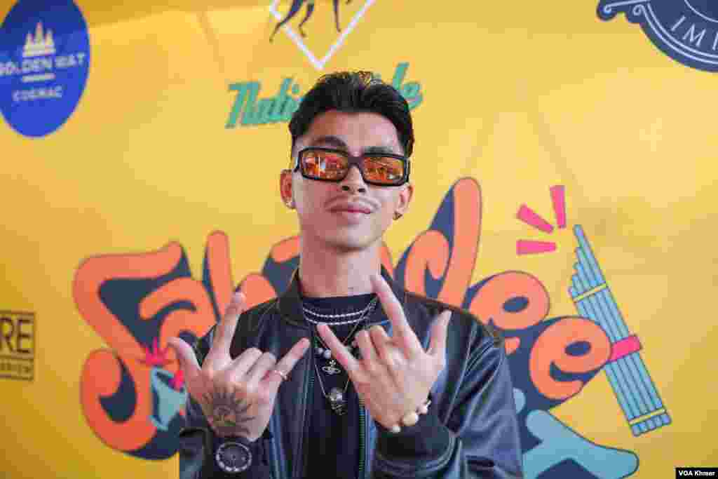 លោក វណ្ណដា តារាចម្រៀង​រ៉េប​និង​ហ៊ីបហប់កម្ពុជាបង្ហាញ​ខ្លួន​នៅ​ក្នុង​​ក្នុង​មហោស្រព​ Sabaidee Fest នៅក្រុង Chino រដ្ឋ​កាលីហ្វ័រញ៉ា កាលពីថ្ងៃទី​១៤ មិថុនា ឆ្នាំ២០២៤។(ចាប ចិត្រា/VOA Khmer)