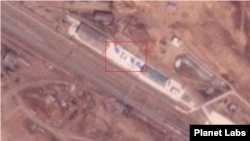 북러 접경 지역 북한 쪽 지대를 촬영한 위성사진. 야적장에 놓인 화물(사각형 안)이 보인다. 사진=Planet Labs