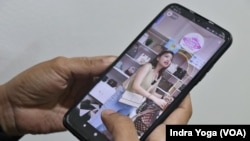 Salah satu fitur yang ada di Tiktok yakni Tiktok Shop resmi ditutup Pemerintah Indonesia pada Rabu (4/9) pukul 5 sore. Pemerintah beranggapan bahwa Tiktok Shop merusak ekosistem penjualan UMKM di Indonesia. (Courtesy: Indra Yoga/VOA)