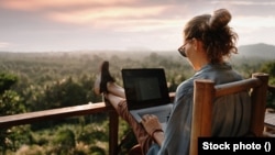 Prema anketi ResumeBuilder.com, 1 od 6 radnika generacije Z koristio je virtuelnu pozadinu kako bi prevarili svog poslodavca dok su bili na putovanju.