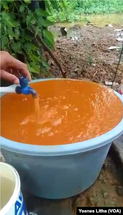 Warga di Desa Roko-Roko dalam sebuah rekaman video memperlihatkan air berwarna keruh kecoklatan yang mengalir dari sebuah sumber mata air yang tercemar galian pertambangan nikel, dalam tangkapan layar.