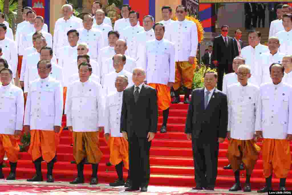 ព្រះមហាក្សត្រ&nbsp;ព្រះបាទ នរោត្តម សីហមុនី យាងថតរូប​អនុស្សាវរីយ៍​ជាមួយ តំណាងរាស្ត្រ​អាណត្តិ​ទី៧ នៅ​ថ្ងៃទី២១ ខែសីហា ឆ្នាំ២០២៣។ (លាស់ លីបលីប/វីអូអេ)