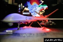 Kementerian Pertahanan Iran memamerkan sebuah drone bernama Mohajer 10 pada hari Selasa (22/8) yang menyerupai drone bersenjata Amerika. (Foto: Courtesy)