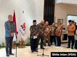 Dubes AS untuk Indonesia Sung Yong Kim (kiri) di Jakarta, Rabu (15/2). (Foto: VOA/Ghita)