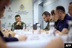 Predsednik Volodimir Zelenski prisustvuje sastanku 8. juna 2023. sa gradskim vlastima tokom posete Hersonu, nakon poplava i štete nastale na brani hidroelektrane Kahovka. (Foto: AFP/Ukrainian Presidential press-service/Handout)