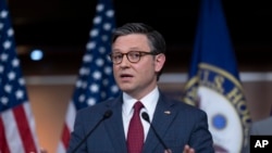 众议院议长约翰逊在共和党人举行了闭门策略会后在国会大厦与记者交谈。(2024年4月16日)