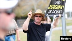 Aktivis anti-aborsi tampak meneriaki pasien yang tiba di Bread and Roses Woman's Health Center, sebuah klinik yang menyediakan layanan aborsi, di Clearwater, Florida, pada 11 Februari 2023. (Foto: Reuters/Octavio Jones)