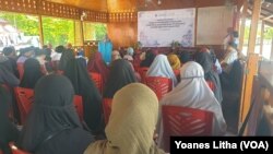 Suasana penutupan program ProPosoKu yang dilaksanakan di Tasiraya, Kelurahan Madale, Kecamatan Poso Kota Utara, Kabupaten Poso, Sulawesi Tengah, Rabu, 8 Maret 2023. (VOA/Yoanes Litha)