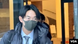 资料照片：因威胁活动人士而被判九个月监禁的吴啸雷2024年1月22日在第一天庭审结束后离开波士顿的地区法院。