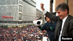 Zoran Đinđić pozdravlja pristalice koalicije Zajedno u Nišu, 8. januara 1997. (Reuters)
