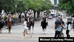 德州大学奥斯汀分校4月24日支持巴勒斯坦抗议现场，照片中显示德州骑警出现在校园内。（受访者提供）