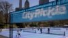 Orang-orang bermain pickleball di lapangan yang baru dipasang di Wollman Rink di Central Park di New York, Rabu, 12 April 2023. (Foto: AP/Yuki Iwamura)