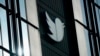 Logo media sosial Twitter terpasang di kantor platform tersebut di San Francisco, pada 19 Desember 2022. (Foto: AP/Jeff Chiu)