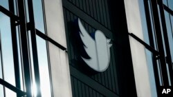 Logo media sosial Twitter terpasang di kantor platform tersebut di San Francisco, pada 19 Desember 2022. (Foto: AP/Jeff Chiu)