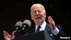 6일 프랑스를 국빈방문 중인 조 바이든 미국 대통령이 노르망디 콜빌 쉬르 메르의 미국 묘지에서 열린 D-Day 80주년 기념식에서 연설하고 있다.