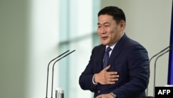 资料照 - 2022年10月14日，蒙古国总理罗布桑那木斯来·奥云额尔登（Oyun-Erdene Luvsannamsrai）访问德国柏林。