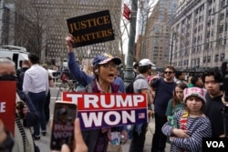 美国前总统特朗普的支持者在纽约法院外举牌支持特朗普。（2023年4月4日）