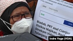 Ratusan PRT berunjuk rasa di depan Istana Merdeka Jakarta, 22 Februari 2023, mendorong pengesahan RUU PPRT. (Foto: Indra Yoga/VOA)