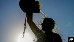 រូបឯកសារ៖ បុរស​ម្នាក់​ងូត​​ទឹក​សាប​ក្នុង​ថ្ងៃ​ក្តៅ​ខ្លាំង នៅ​ឆ្នេរ​សាធារណៈ Ramlet al-Baida ក្នុង​ក្រុង Beirut ប្រទេស​លីបង់ ថ្ងៃទី១៦ ខែកក្កដា ឆ្នាំ ២០២៤។