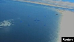 Ruski borbeni avion Suhoj Su-27 prilazi bespilotnoj letelici MQ-9 američkog ratnog vazduhoplovstva za obaveštajne službe, nadzor i izviđanje, iznad Crnog mora, 14. marta 2023.